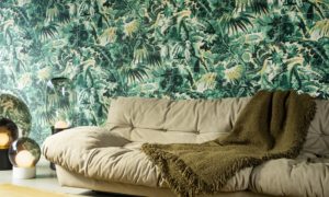 De collectie Antigua Arte haalt haar inspiratie uit oude ambachten die ook in onze moderne maatschappij meer dan ooit hun waarde weten te behouden. Klassiek handwerk zoals naaien, schilderen en tekenen: ze vereisen een vakkennis die we ook vandaag nog sterk waarderen. Elk van de dessins heeft een warme textiellook; sommige hebben de pure uitstraling van linnen, andere de aaibaarheid van bouclé. Stuk voor stuk kregen ze een authentieke patine, een extra laagje dat de schoonheid benadrukt van dat wat tijdloos is
